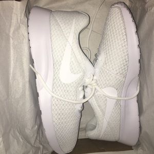 white nike tanjun